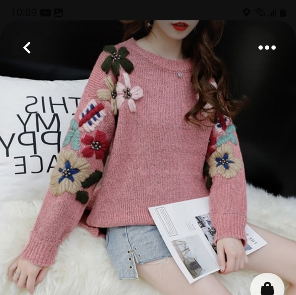 Big Flower Embroidery sweater no size or material tags sweater